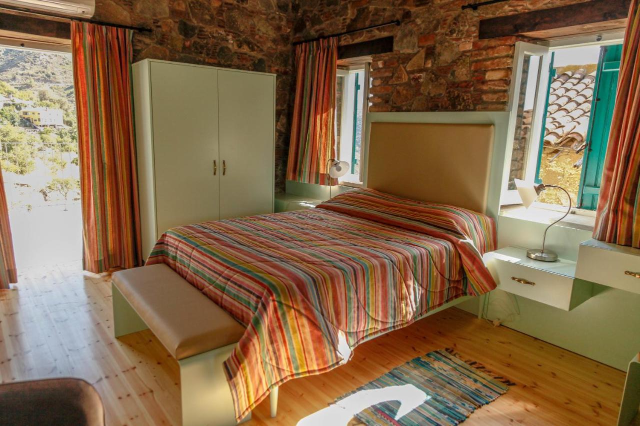 Hostal Farmakas Living Exterior foto
