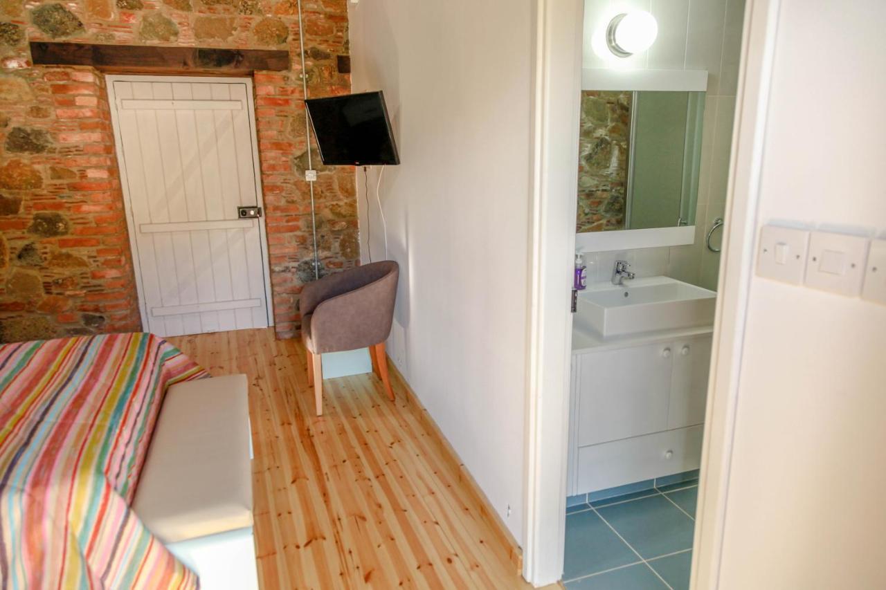Hostal Farmakas Living Exterior foto