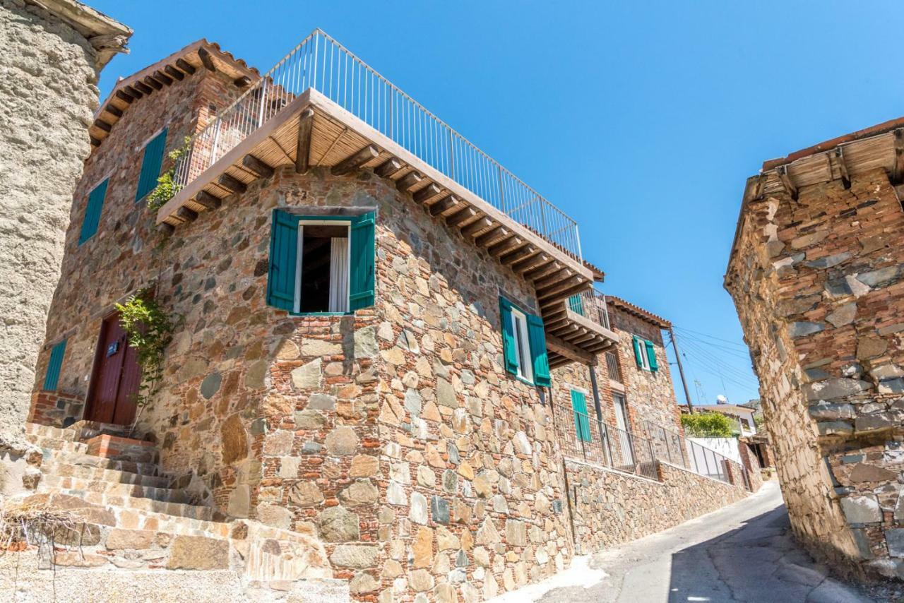 Hostal Farmakas Living Exterior foto