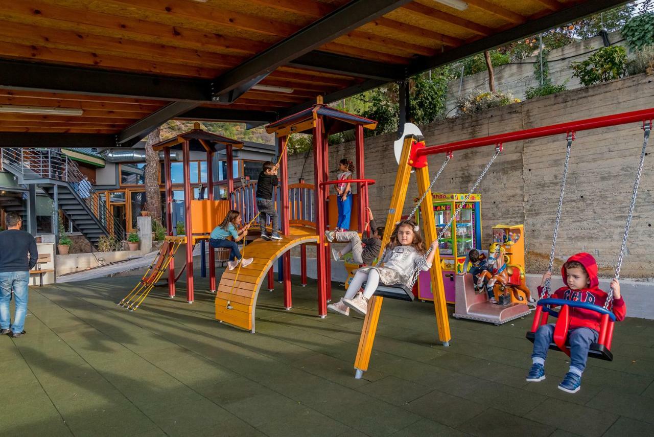 Hostal Farmakas Living Exterior foto