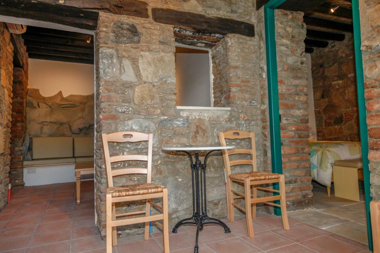 Hostal Farmakas Living Exterior foto
