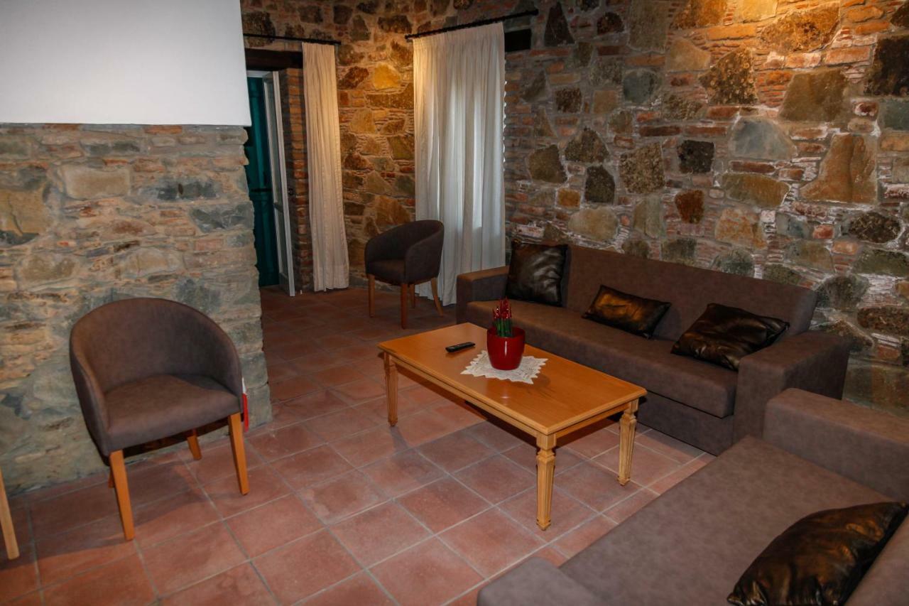 Hostal Farmakas Living Exterior foto
