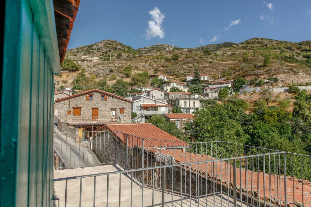 Hostal Farmakas Living Exterior foto